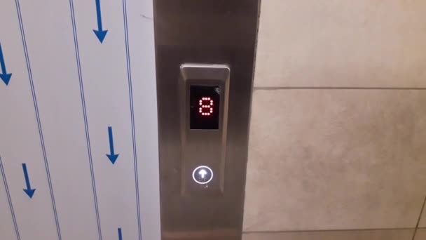 Cuadro de indicadores en el interior de un ascensor de alta velocidad - Imágenes, Vídeo