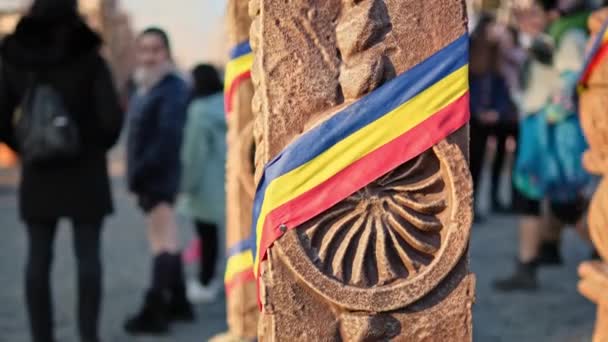 Un poste de piedra hecho en estilo nacional con bandera rumana en Iasi, Rumania. - Imágenes, Vídeo