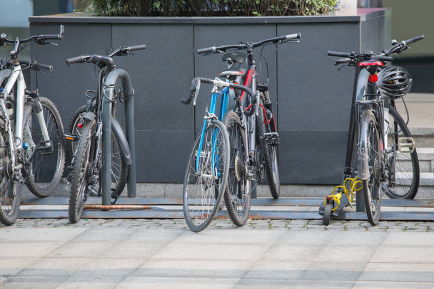 Biciclette sul parcheggio biciclette in città - Foto, immagini