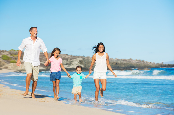 Happy Family on the Beach - Φωτογραφία, εικόνα