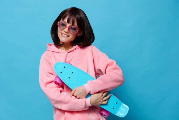 Frau Teenager Skateboard Emotionen Jugend Stil isoliert Hintergrund - Foto, Bild