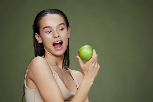 fiatal nő zöld almás mosollyal közelkép Életmód - Fotó, kép