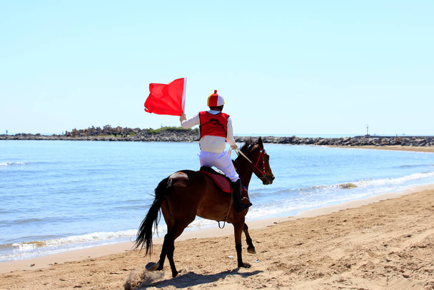 Αγώνας άλογο και αναβάτης καλπάζοντας στην παραλία, Αγώνας άλογα και αναβάτες που ανταγωνίζονται στην παραλία - Φωτογραφία, εικόνα