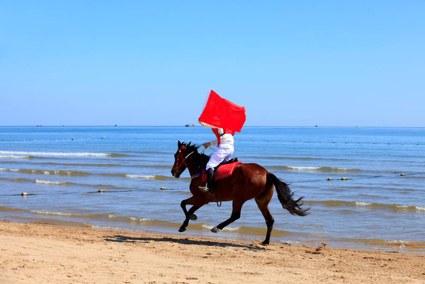 Cheval de course et jockey galopant sur la plage, Chevaux de course et jockeys en compétition sur la plage - Photo, image