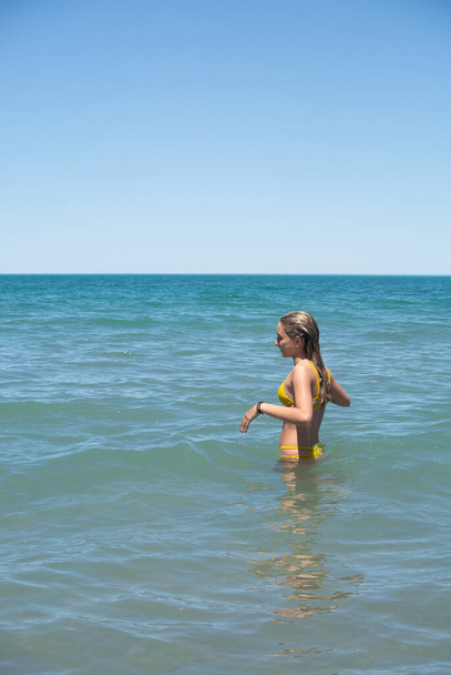Молодая девушка смеется в бирюзовом море. фото. Стоп. пространство для текста. patagonia argentina - Фото, изображение
