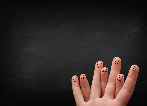 Χαρούμενα χαμογελαστά δάχτυλα κοιτάζοντας άδειο μαύρο chalboard - Φωτογραφία, εικόνα