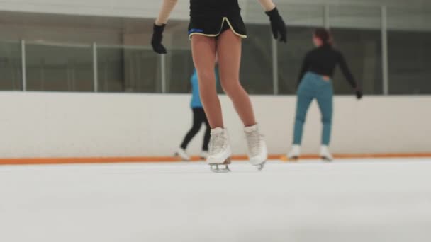 Menina patinadora figura pára na pista - flocos de gelo - Filmagem, Vídeo