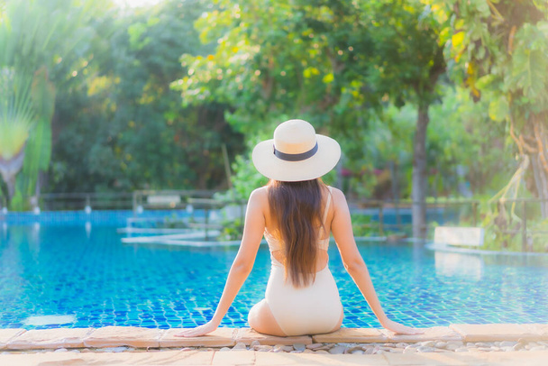 Портрет красивая молодая азиатская женщина расслабиться вокруг бассейна в отеле курорта для отдыха в отпуске
 - Фото, изображение