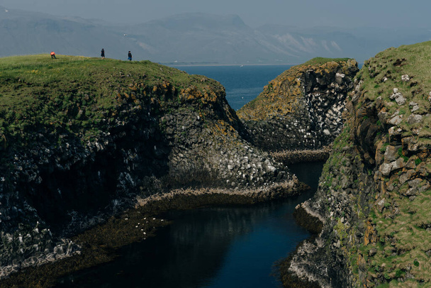 Island přírodní krajina na Arnarstapi Snaefellsnes. Z přístavu Arnarstapi na Islandu. Kvalitní fotografie - Fotografie, Obrázek