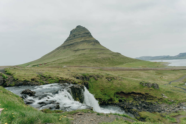 maisema näkymä Kirkjufellsfoss päivällä Islannissa. Laadukas kuva - Valokuva, kuva