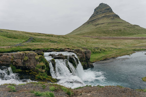 Blick auf den Kirkjufellsfoss bei Tag in Island. Hochwertiges Foto - Foto, Bild