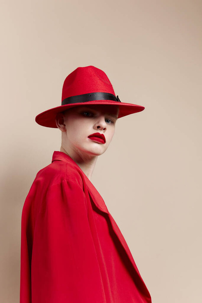 şık kadın kırmızı dudaklı moda ceketi yaşam tarzı pozu - Fotoğraf, Görsel