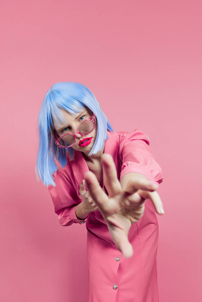 модная женщина в солнечных очках носит синий парик макияж изолированный фон - Фото, изображение