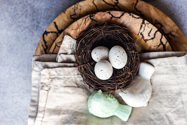 Pääsiäinen ruokapöytä settinf värillisiä munia tarjoillaan pöydälle - Valokuva, kuva