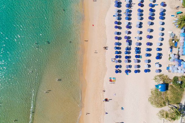 Ilmakuva Hämmästyttävä hiekkaranta ja pienet aallot Kaunis trooppinen meri aamulla kesäkaudella kuva ilmakuva drone shot, korkea kulma näkymä ylhäältä alas meren rannalla hiekkaa - Valokuva, kuva