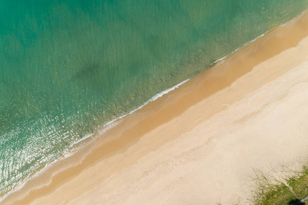 Vista aérea praia arenosa e ondas Mar tropical bonito na manhã verão estação imagem por visão aérea drone shot, vista de alto ângulo de cima para baixo ondas do mar - Foto, Imagem