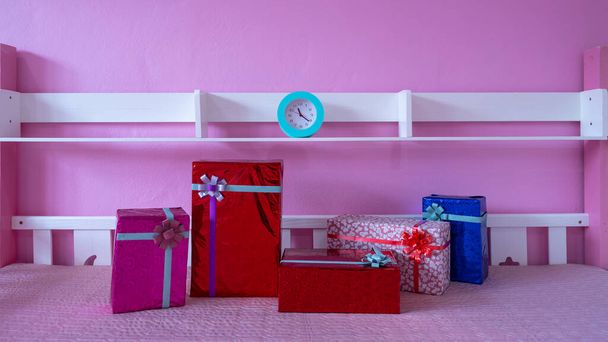 Σχεδιασμός banner δημιουργική έννοια Όμορφα κομψά κουτιά δώρου σε ροζ φόντο Αντιγραφή χώρου κειμένου - Φωτογραφία, εικόνα