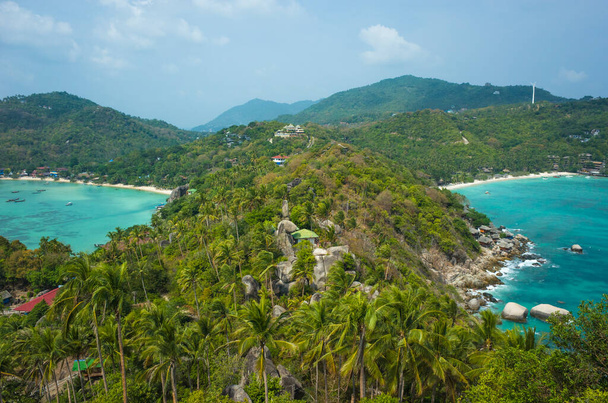 Tropical island paradise in Thailand, Koh Tao. View from John-Suwan Viewpoint on Chalok baan kao bay and Shark Bay - Foto, afbeelding
