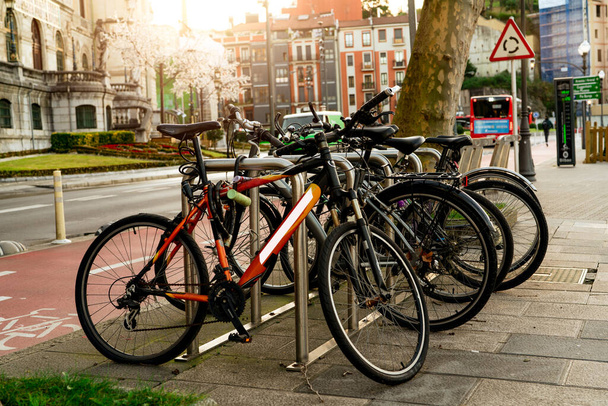 市内の旅行や交通機関を借りるための自転車駅で自転車。持続可能な旅行。自転車共有システム。自転車駐車場駅で市内ツアーのための自転車。環境に優しい交通機関。都市交通. - 写真・画像