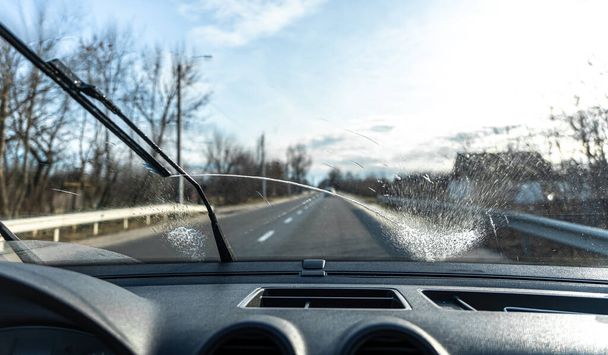 Autowischer reinigen Scheiben bei sonnigem Wetter. - Foto, Bild