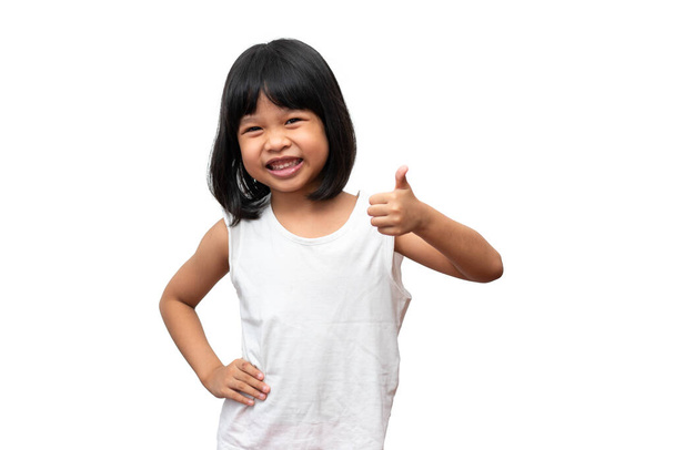 Портрет азіатської дитини 5 років, колекціонування волосся і велика посмішка на ізольованому білому фоні, "Вона щаслива, сяє в молодості". - Фото, зображення