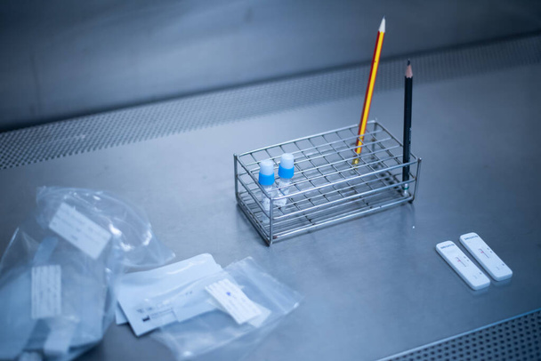 Βιολογικό ντουλάπι ασφαλείας στο εργαστήριο.Covid -19 ag δοκιμή. - Φωτογραφία, εικόνα
