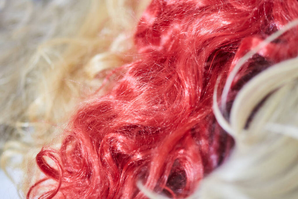 Textura capilar de pelucas multicolores, sintéticas y naturales. Belleza y moda. - Foto, Imagen
