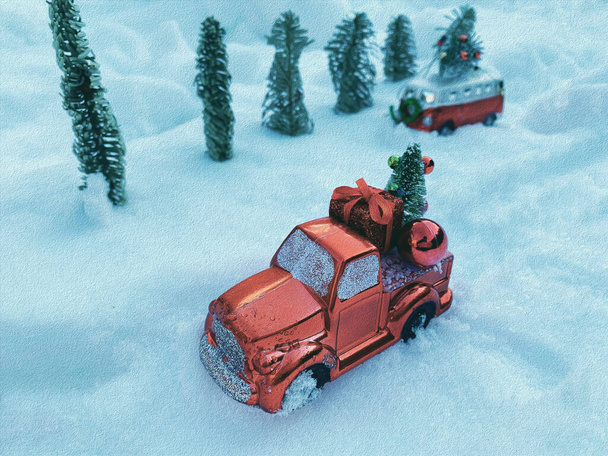 Vánoční ozdoby v podobě červených aut nesou vánoční stromky na pozadí sněhu. Koncept vánočních a zimních prázdnin. - Fotografie, Obrázek