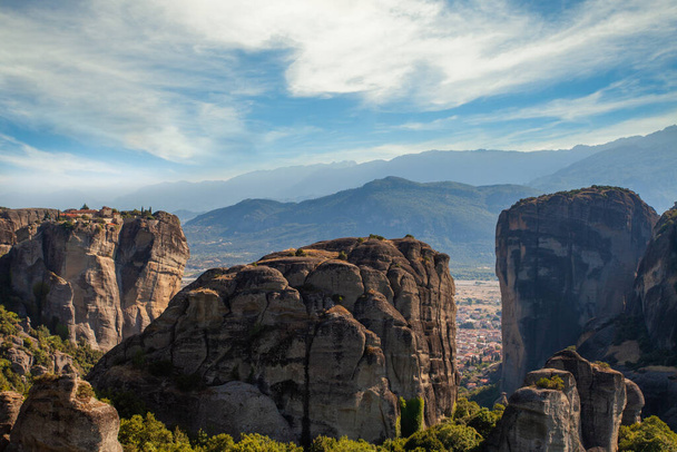 Szenischer Blick auf natürliche Felsformationen von Meteora, Kalabaka, Griechenland und dem Kloster Rousanou - Foto, Bild