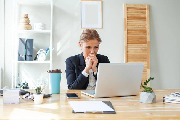忙しいビジネス女性はノートパソコンで働くストレスを受けています。事務所で疲れた実業家 - 写真・画像