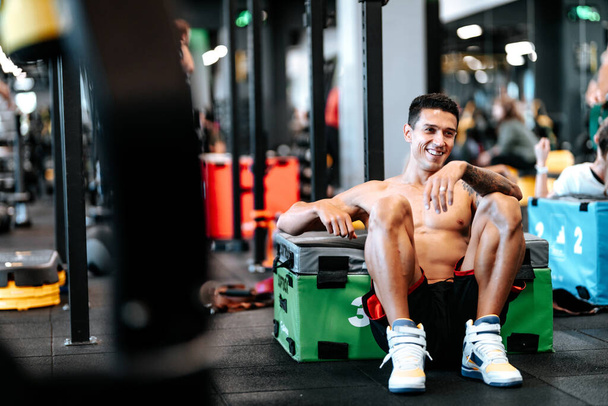 Portrait of smiling handsome man during workout at gym,  - Foto, Imagen