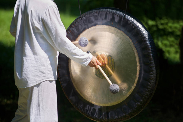 Muzyczny instrument do grania muzyki religijnej w szamańskich lub buddyjskich świątyniach. Gong za występ muzyczny. - Zdjęcie, obraz