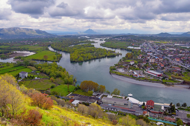Significados de rios. Albânia, cidade de Shkoder. Vista do rio Drin no dia nublado da primavera - Foto, Imagem
