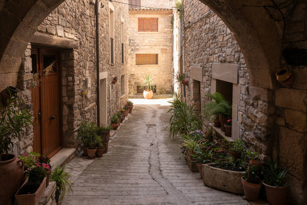 antigua calle en la ciudad medieval de guimera en catalonia - Foto, Imagen
