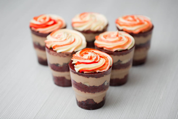 Chocolate and mousse trifle dessert in plastic cups - Фото, зображення