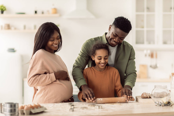 Весела афроамериканська сім'я випікання тіста на кухні
 - Фото, зображення