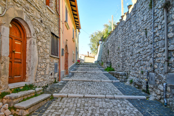 Stara ulica Campodimele, średniowieczne miasto regionu Lacjum, Włochy. - Zdjęcie, obraz