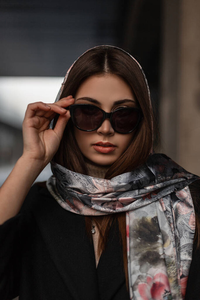 retrato de mujer de negocios de moda con gafas de sol en ropa elegante en la ciudad - Foto, Imagen