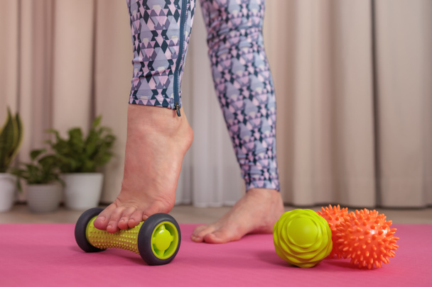 lähikuva naisten jalat antaa itselleen jalka hieronta kotona - Valokuva, kuva