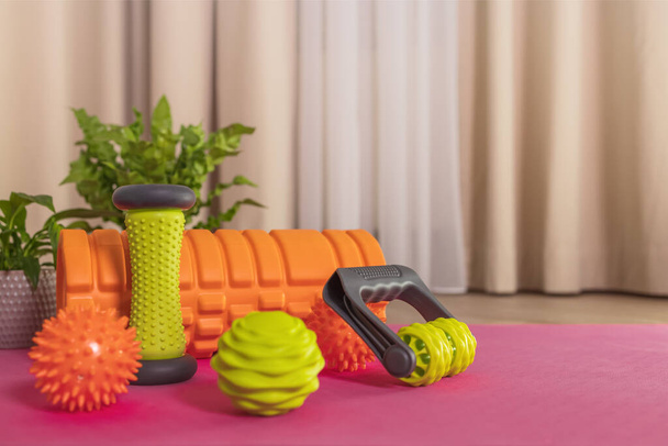 Equipment to improve blood flow and relax the muscles of the body at home to yourself - 写真・画像