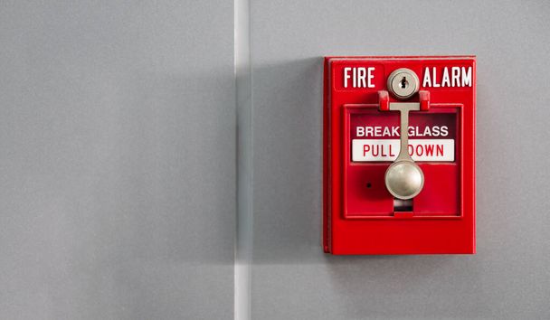 Bir ofis binasının yangın alarmının anahtarı duvara monte edilmiş.. - Fotoğraf, Görsel