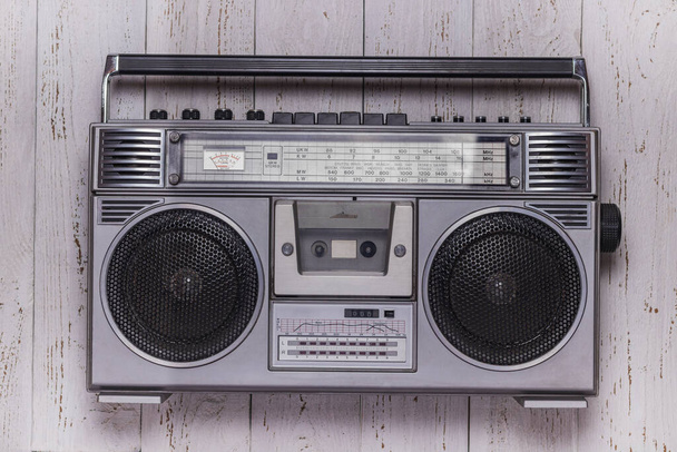 Cassette retro tape recorder op een witte vintage houten achtergrond - Foto, afbeelding
