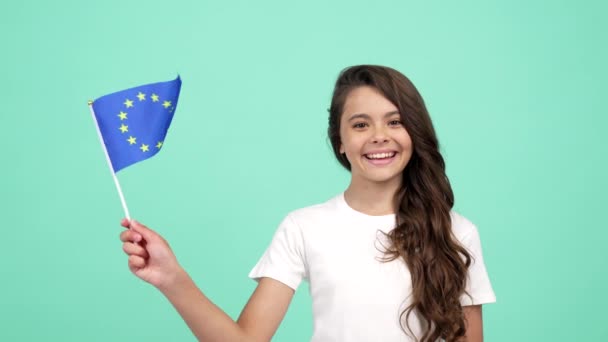 ευτυχισμένο παιδί κυματίζει σημαία της Ευρωπαϊκής Ένωσης σε μπλε φόντο, Schengen - Πλάνα, βίντεο