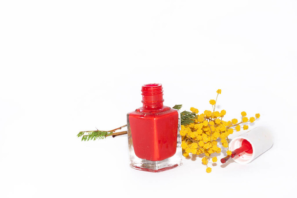 nail varnish and beautiful flower on white background, female tender template for greeting card - Foto, Imagen
