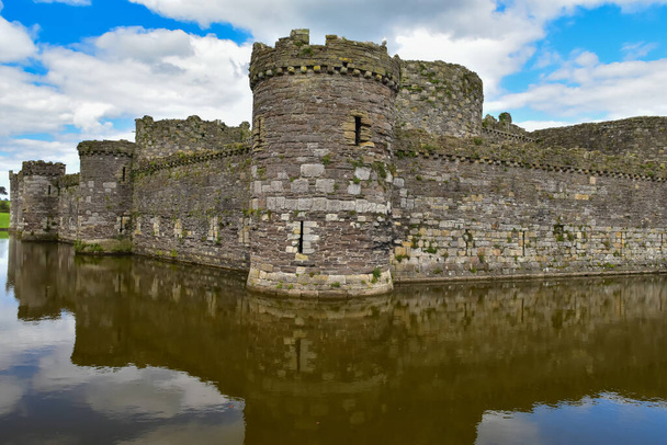Le château de Beaumaris, situé dans le nord du Pays de Galles, est classé au patrimoine mondial de l'UNESCO. - Photo, image