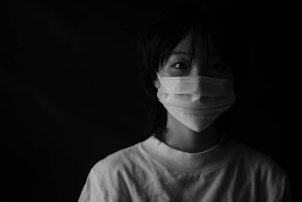 ασιατική γυναίκα φοράει μάσκα προσώπου - Φωτογραφία, εικόνα