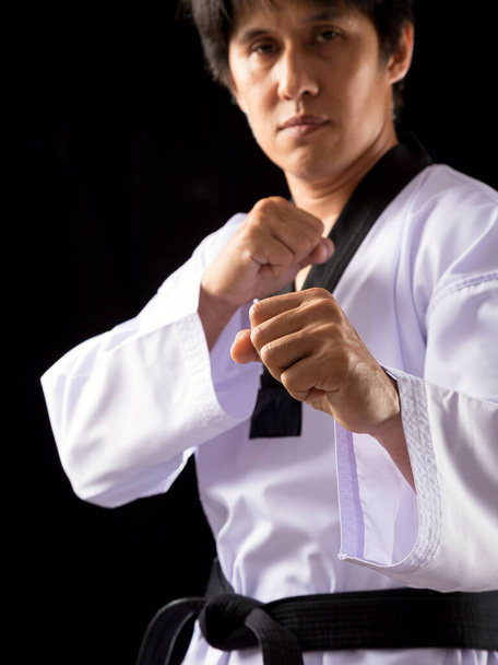 Close up Black Red Belt TaeKwondo Karate muž sportovec show tradiční Bojové pózy na černém pozadí - Fotografie, Obrázek