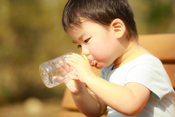 boy drinking water from bottle - Фото, изображение