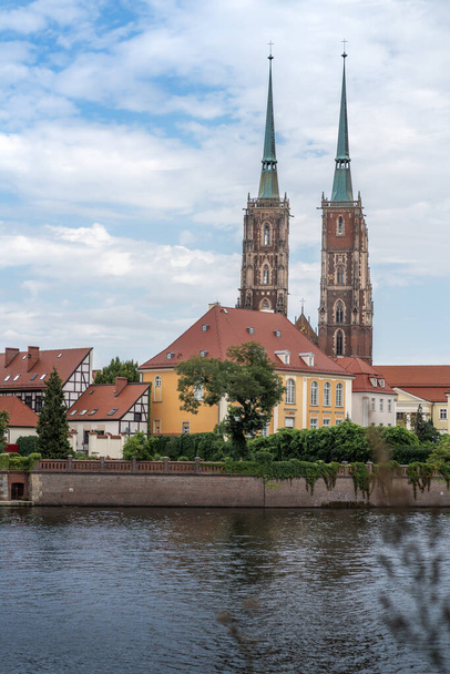 Catedral de San Juan Bautista Skyline con el río Oder en la Isla Catedral (Ostrow Tumski) - Wroclaw, Polonia - Foto, Imagen