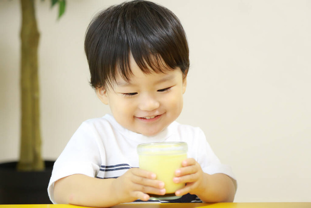 Obraz azjatyckiego chłopca jedzącego  - Zdjęcie, obraz
